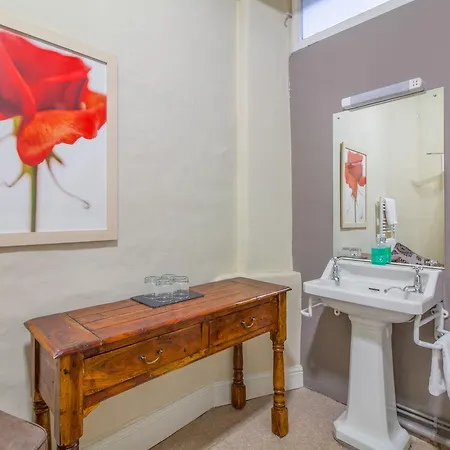 Ambleside Central 3*